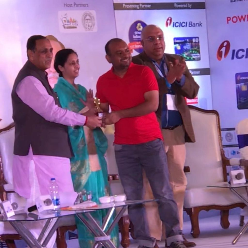 Gujarat Chief Minister presenting Trophy to Ketan Raval